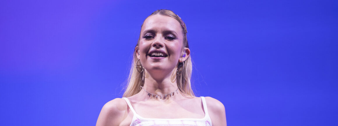Quand Angèle s’ambiance sur le karaoké Europe 2 aux Vieilles Charrues (VIDEO)