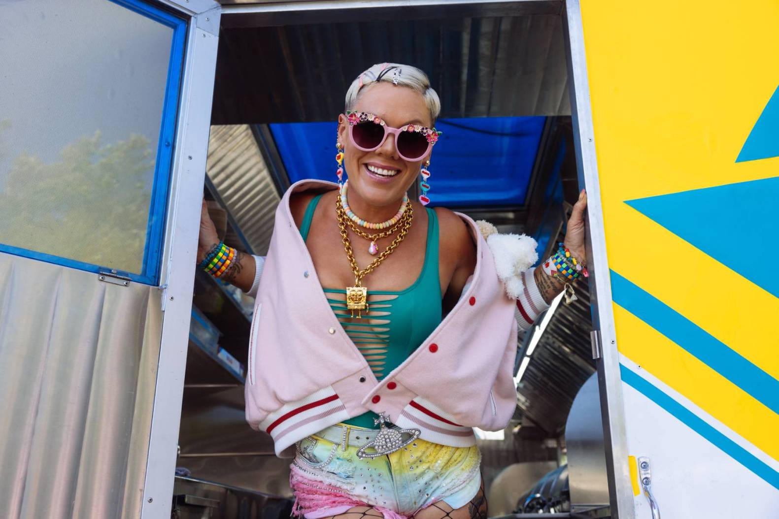 Pink revient avec Never Gonna Not Dance Again et c'est à découvrir sans