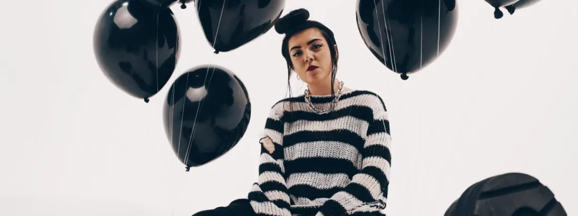 « Ne saute pas »: Hoshi revient en single avec un poids lourd de la chanson française