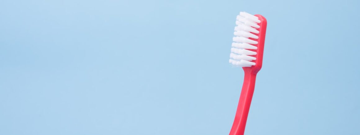 Non, se brosser les dents sous la douche n’est pas une bonne idée