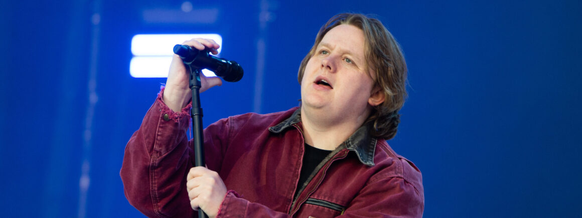 Lewis Capaldi annule tous ses shows avant Glastonbury