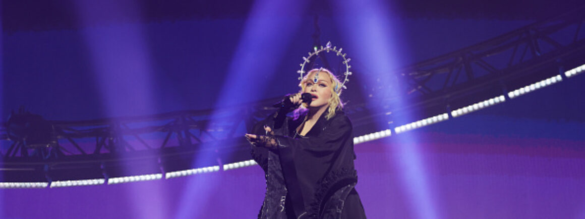 Madonna rend hommage aux victimes du 13 novembre (VIDEO)