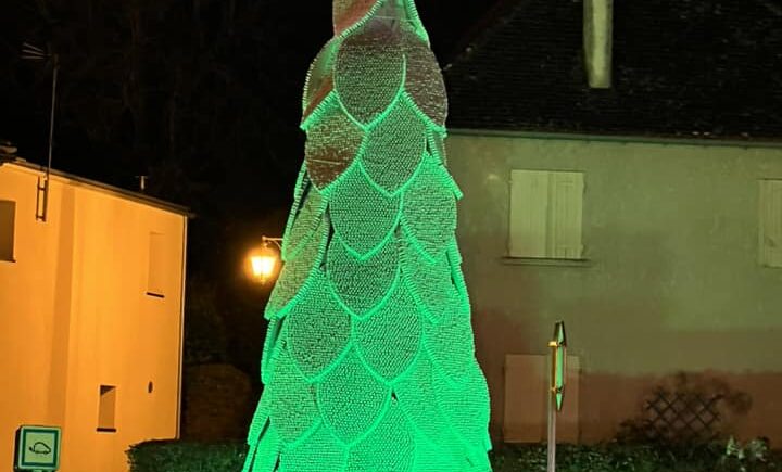 Ce village en Dordogne a réalisé un sapin de Noël en bouchons de liège
