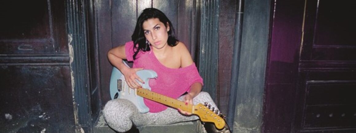 Amy Winehouse chante In My Bed dans une vidéo inédite de 2004