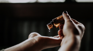 Comment faire tenir un parfum