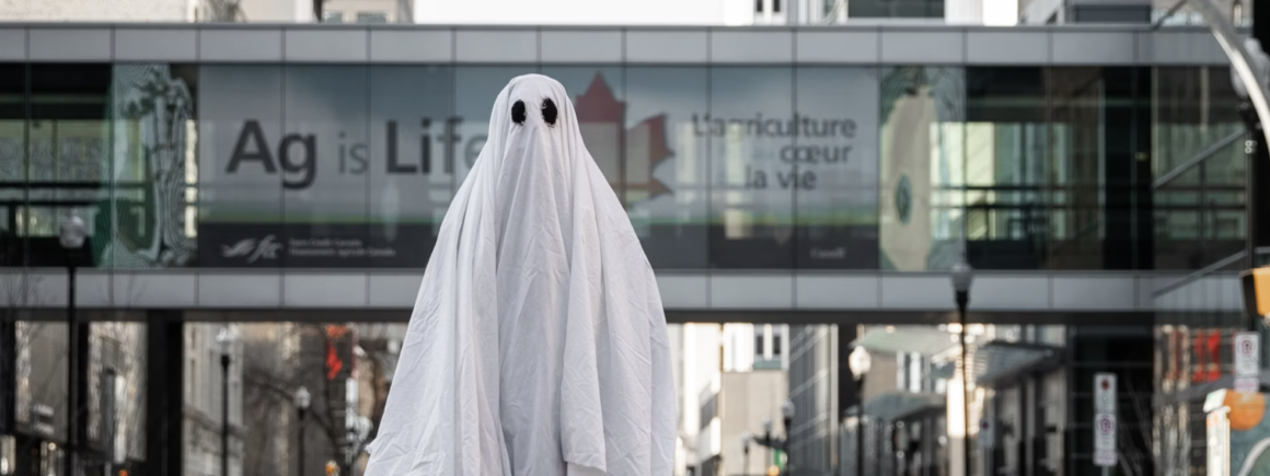 Dans son hôtel, il est persuadé de vivre avec des fantômes