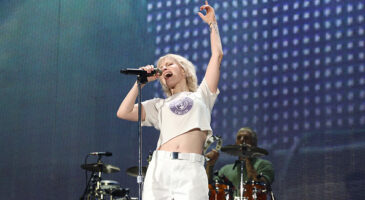paramore-reprend-burning-down-the-house-en-live-video