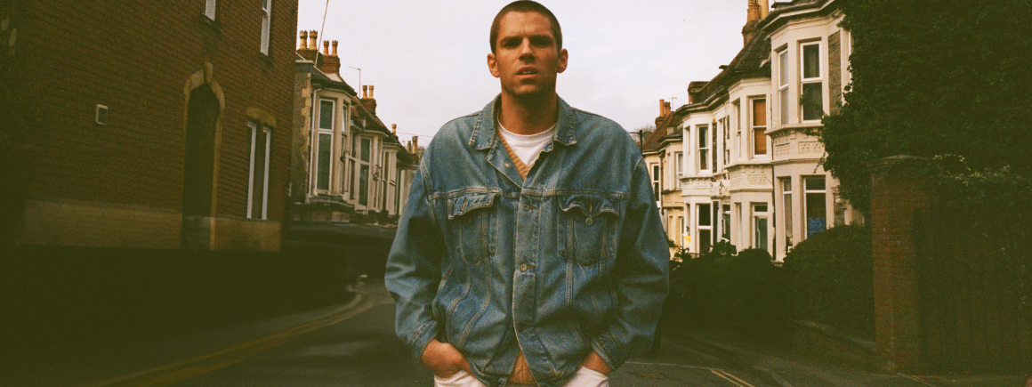 Hervé balance un nouveau single « Comme Tout Le Monde  » avec un clip DIY