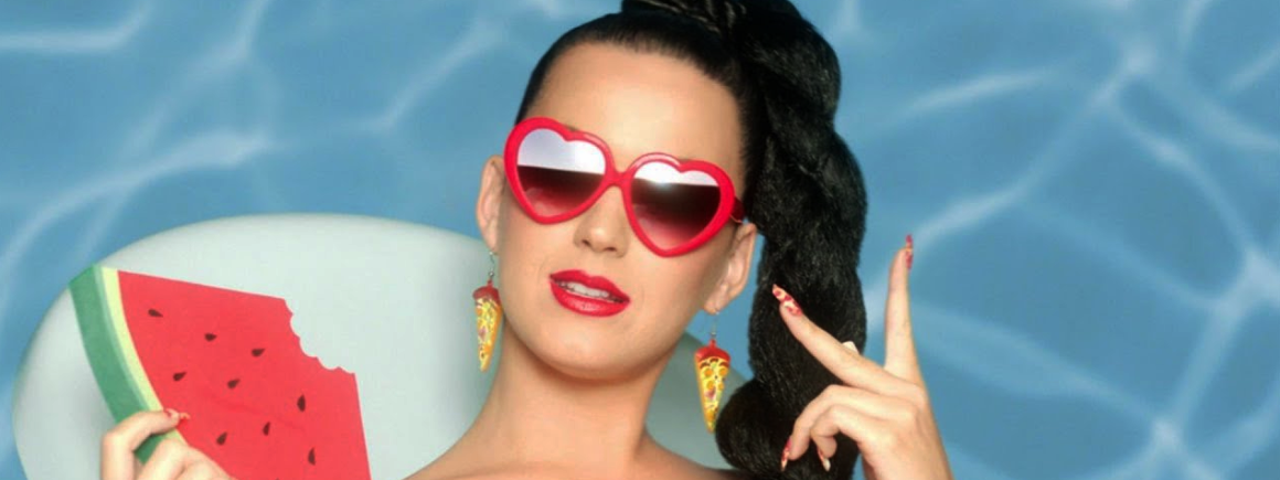 À Paris, Katy Perry dévoile les paroles de son prochain single sur… une robe géante