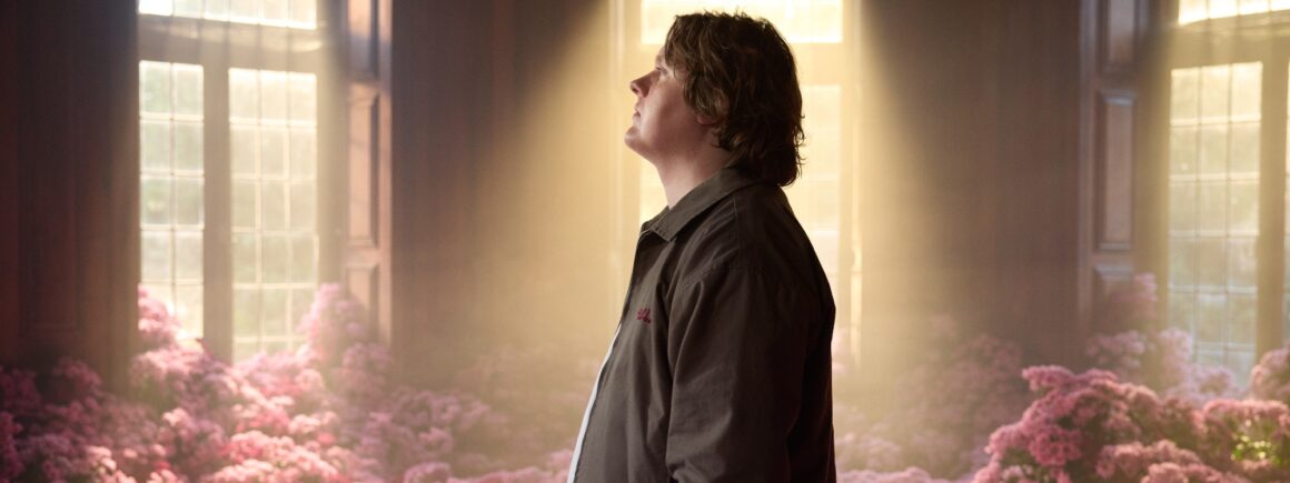“Survive” : Lewis Capaldi transforme sa lutte contre Gilles de la Tourette en hymne de résilience